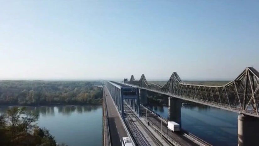 Ministerul Transporturilor: Pe podurile feroviare dunărene se circulă cu 100 km/h, faţă de 30 de km/h până acum VIDEO