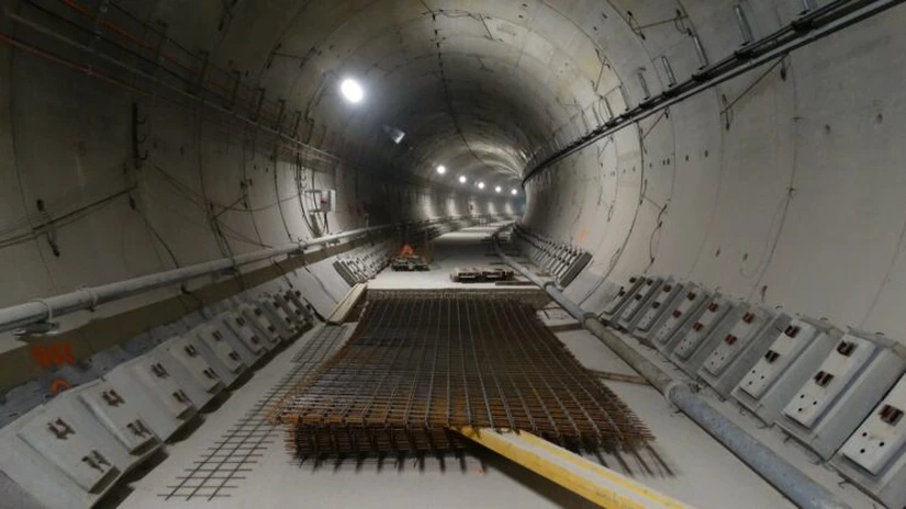 Metroul de Drumul Taberei o ia din loc: constructorul finalizează lucrările la fundaţia căii de rulare