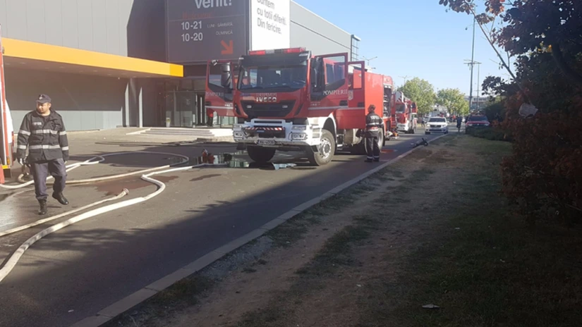 Update - Depozitul Mobexpert din Băneasa a luat foc. Incendiul a fost stins