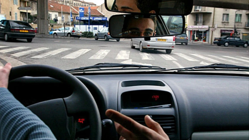 Cursuri obligatorii de conducere auto defensivă pentru anumite categorii de şoferi. Lege nouă, promulgată de Iohannis