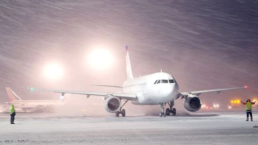 Întârzieri de până la 30 de minute pe aeroporturile bucureştene, la decolarea aeronavelor, pentru degivrare