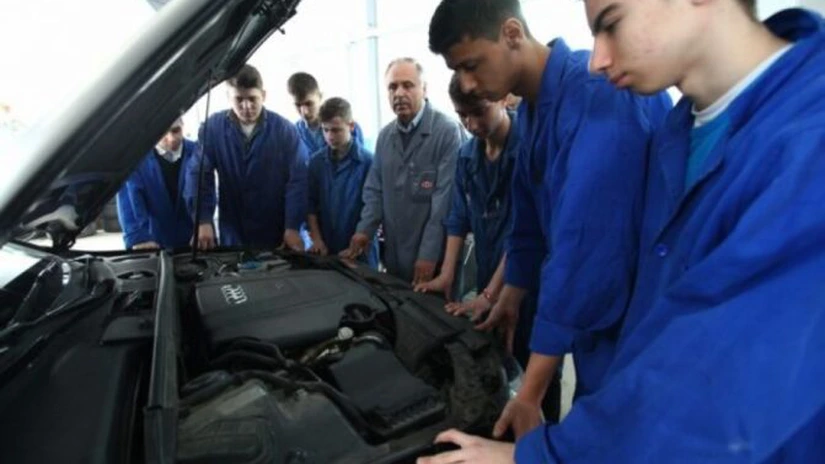 ANOFM: Tinerii de peste 16 ani, cu studii primare, pot fi cuprinşi în programele de ucenicie