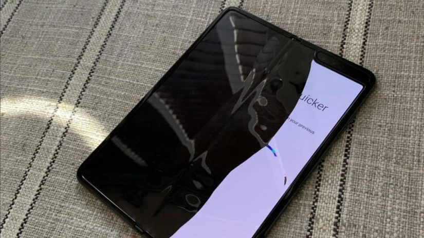 Galaxy Fold, telefonul pliabil Samsung, are probleme serioase înainte de lansarea din 26 aprilie. Reacţia producătorului