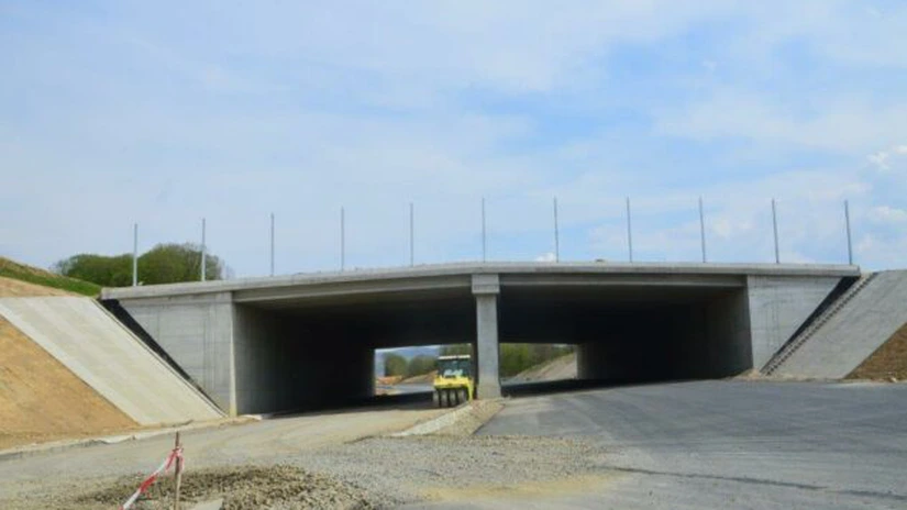 Autostrada Lugoj-Deva: constructorul lotului nedeschis spune că CNAIR îi datorează 100 milioane lei şi că se duce la Comisia Europeană