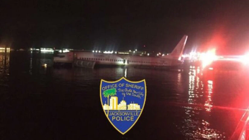 Un Boeing 737 cu 143 de persoane la bord a ieşit de pe pistă şi a aterizat într-un râu din Florida