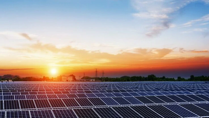 Fotovoltaicele produc acum mai multă electricitate decât reactorul de la Cernavodă oprit azi pentru 32 de zile