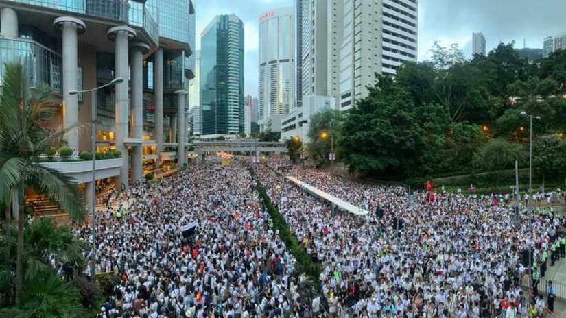 Hong Kong - Poliţia şi manifestanţii pro-democraţie s-au confruntat pentru scurt timp, în al 16-lea weekend de proteste