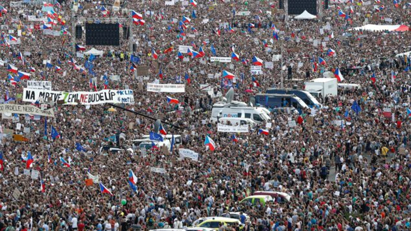 Cehia: Cele mai mari proteste antiguvernamentale din ultimii 30 de ani. 250.000 de oameni în stradă la Praga