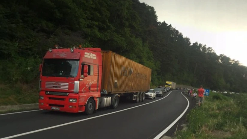 Trafic blocat pe Valea Oltului în urma unui accident; o persoană a decedat, alta e grav rănită