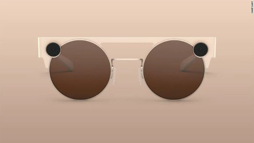 Snapchat lansează o nouă pereche de ochelari de soare cu camere 3D care pot înregistra video