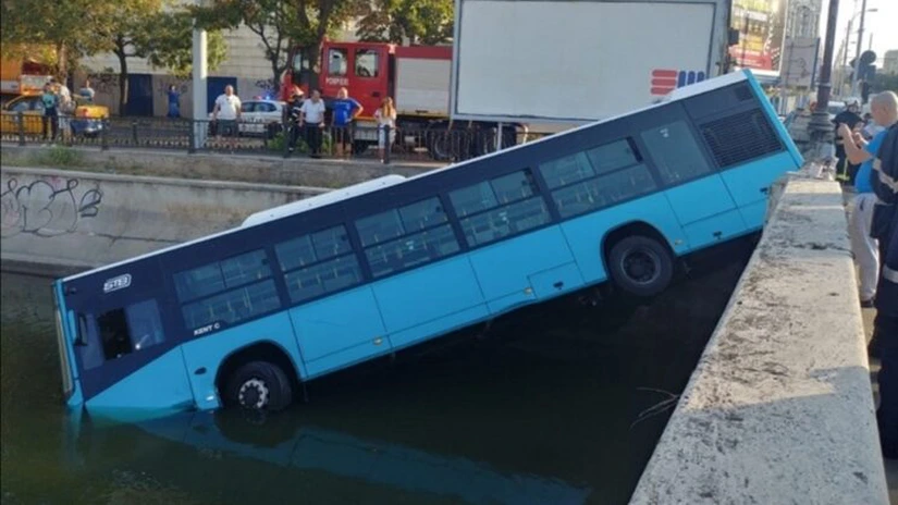 Un autobuz STB a căzut în Dâmboviţa