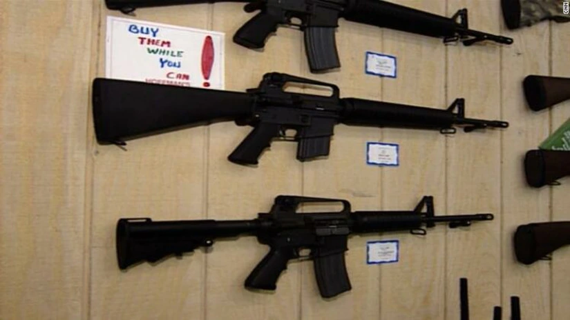 SUA - Producătorul american de arme Colt suspendă fabricarea puştilor pentru civili