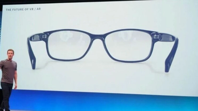 Facebook şi Ray-Ban lucrează la o pereche de ochelari smart care să înlocuiască smartphone-urile
