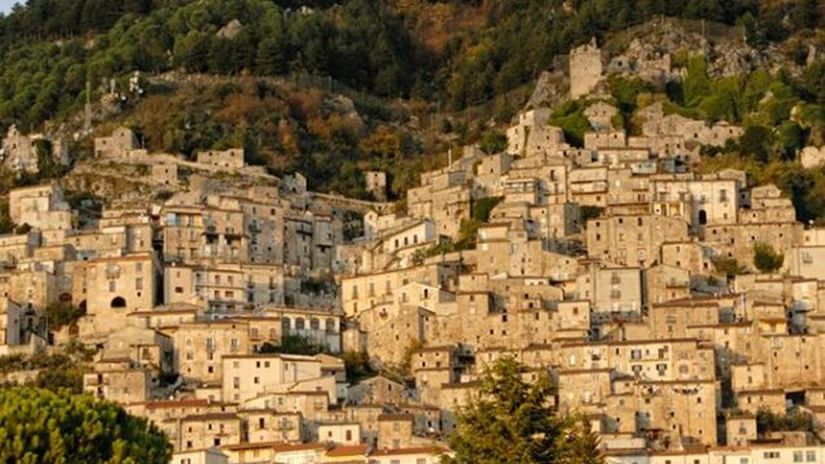 O regiune subpopulată din Italia oferă vizitatorilor 25.000 de euro dacă se mută în satele sale