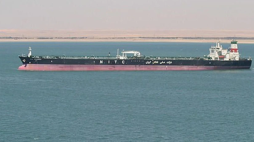 Criza din Golf - Iranul spune că un petrolier a fost lovit de rachete. Scurgere de petrol în Marea Roşie