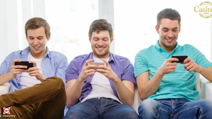 Studiu: 3 din 10 români își cumpără un telefon de Black Friday