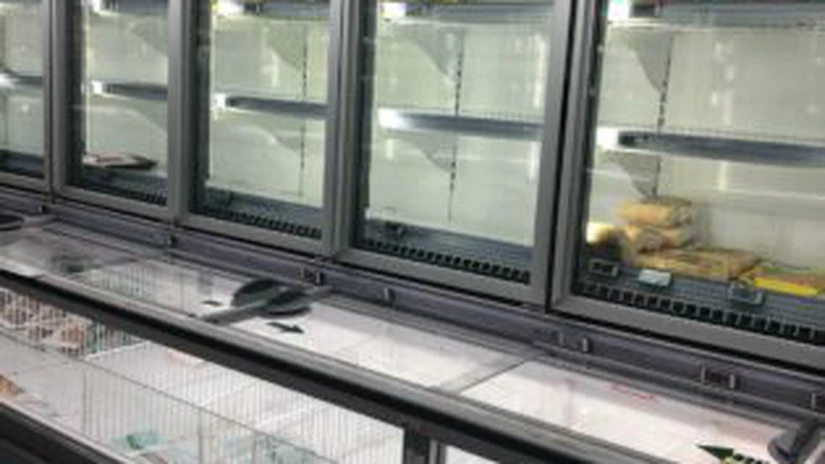 Magazinele din Bucureşti au fost luate cu asalt de cumpărători. Rafturile sunt goale FOTO