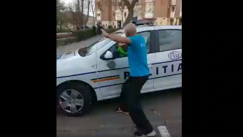 Scandal în Hunedoara între polițiști și localnici. S-a aruncat cu pietre, s-au vandalizat mașini, a fost tras un foc de armă în aer VIDEO