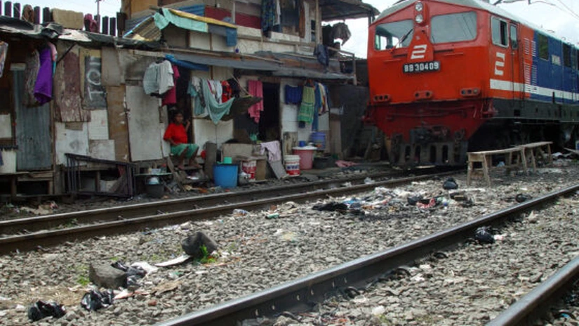 Locuitorii din Jakarta pedepsiți să spele toaletele publice dacă nu respectă regulile de distanțare socială