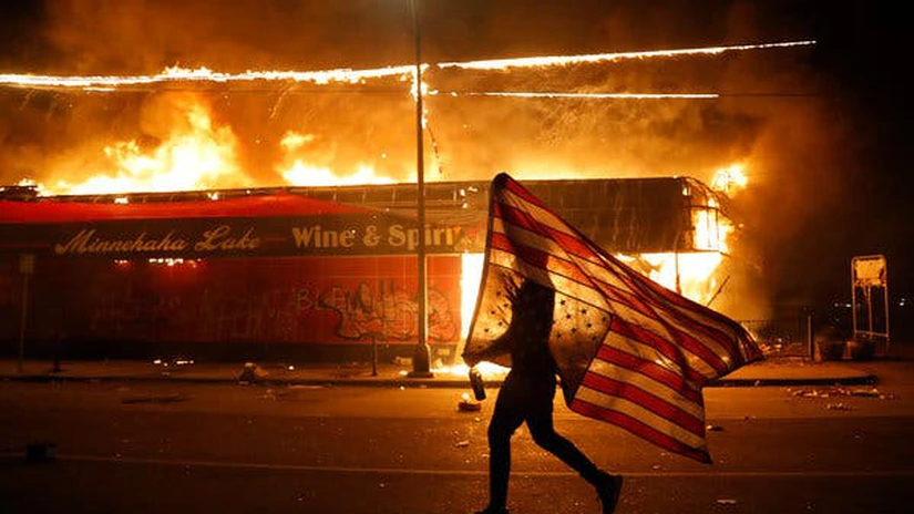 Revolte în cele mai mari orașe din SUA. Armata a ieșit pe străzi. Trump acuză stânga radicală de instigare la violență