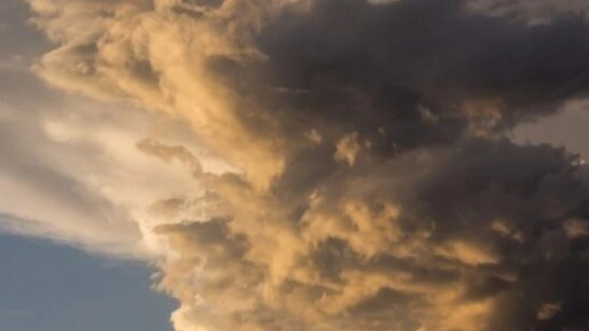 Praful saharian va persista deasupra României, în intervalul 14-15 mai (meteorologi)