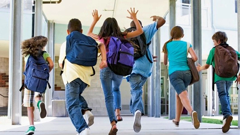 Trei informaţii-cheie pe care trebuie să le ştie părinţii copiilor care revin la şcoală începând de luni