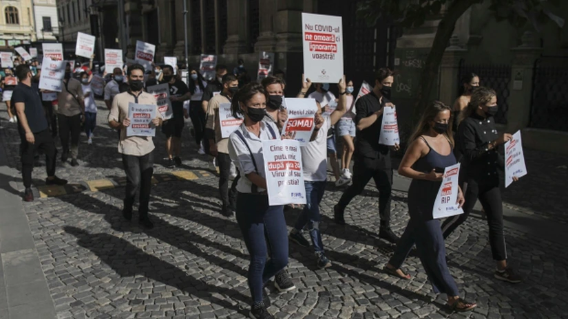 Angajații din industria HoReCa din Capitală protestează în Piața Victoriei