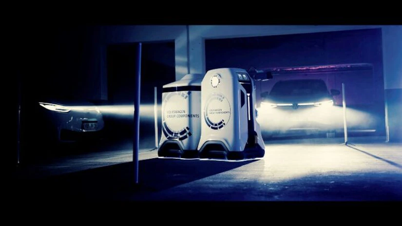 Volkswagen lucrează la un robot autonom de încărcare rapidă  pentru parcările din marile oraşe