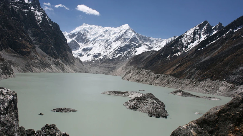 Un gheţar din Himalaya s-a fragmentat şi s-a prăbuşit într-un lac de acumulare; 150 de oameni ar fi murit VIDEO