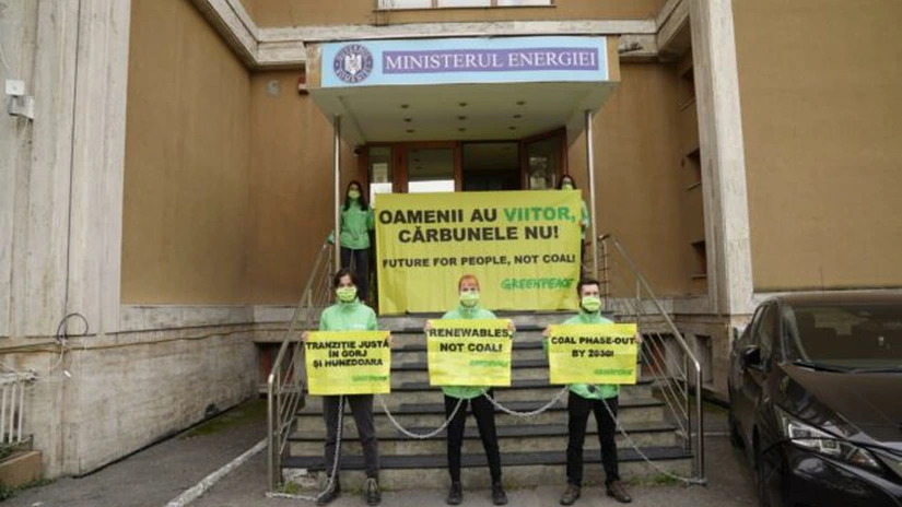 Șapte activiști Greenpeace s-au legat cu lanțuri în fața Ministerului Energiei