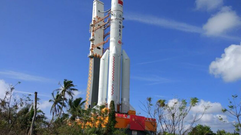 O ploaie de resturi de la o rachetă chineză riscă să cadă pe Pământ în următoarele zile