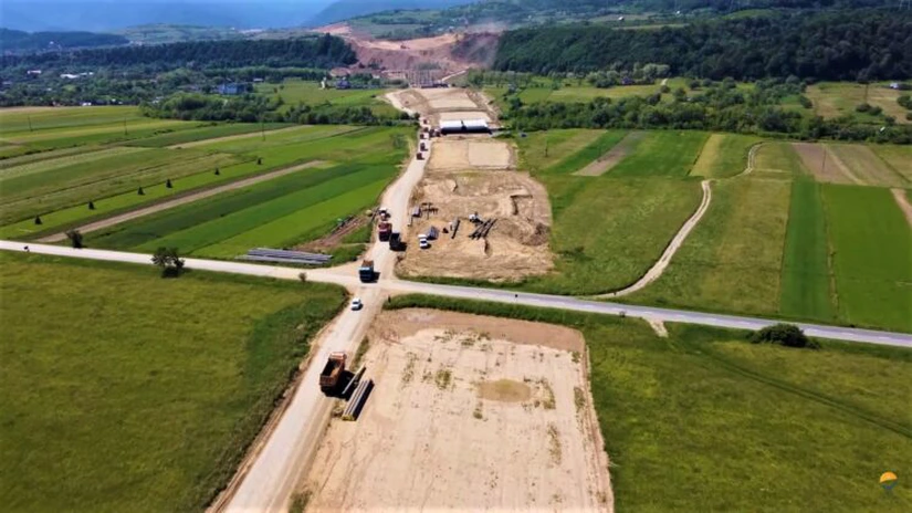 Autostrada Sibiu - Pitești: Pregătiri pentru așternerea primului strat de asfalt FOTO - VIDEO