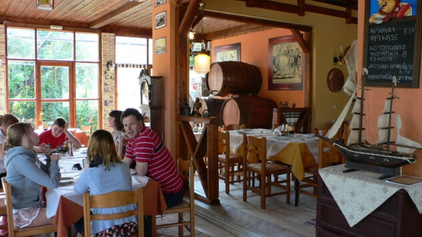 Clienții restaurantelor din Grecia vor trebui să aibă asupra lor dovada vaccinării anti-COVID-19