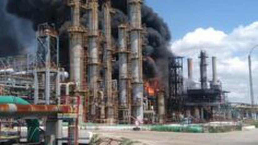 Trei dintre angajații Rompetrol răniți în incediul de ieri sunt internați, iar al patrulea a fost externat