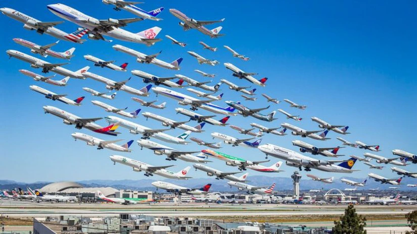 Transportul aerian de pasageri a scăzut cu 26,5% în primul semestru din 2021