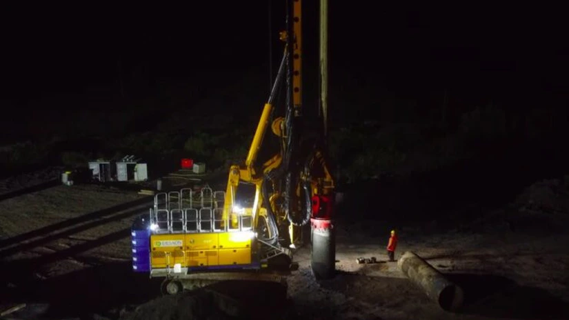Autostrada Transilvania: Muncitorii lui Umbrărescu lucrează și noaptea pe șantier VIDEO