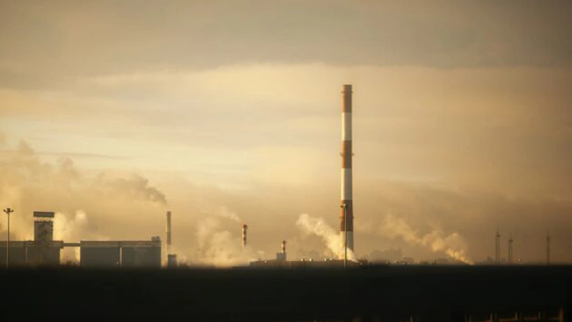Peste jumătate dintre români sunt îngrijoraţi de efectele negative ale emisiilor de carbon - studiu