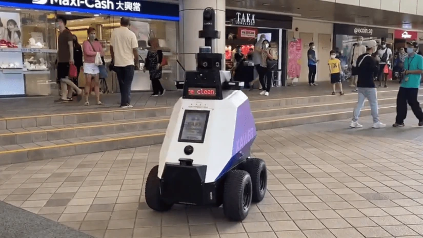Singapore testează roboţi pentru patrularea străzilor şi atenţionează persoanele cu 