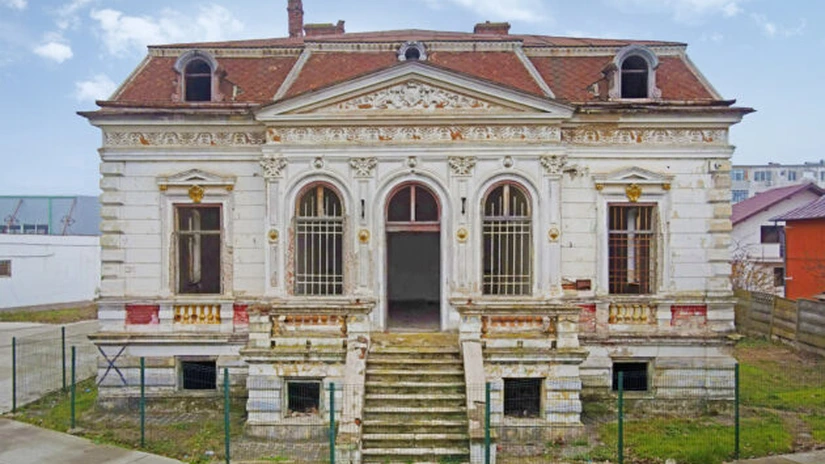 Casa Nicolau din Costești, fost sediu de sucursală al BNR și al Securității, scos la vânzare cu 290.000 de euro