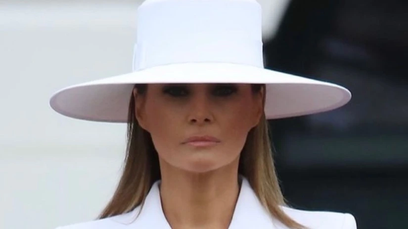 Melania Trump vinde o pălărie, un portret și o operă digitală NFT la o licitație în care este acceptată numai moneda virtuală Solana