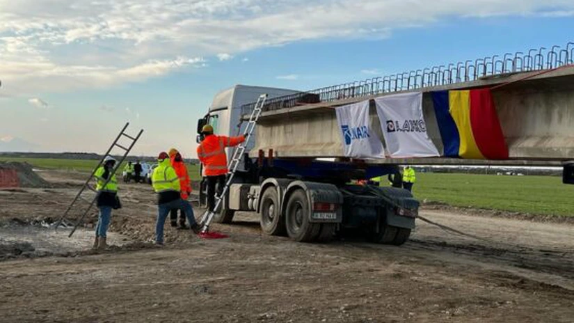 Autostrada Bucureștiului: A fost montată prima grindă de pe A0, la pasajul peste calea ferată București - Giurgiu FOTO