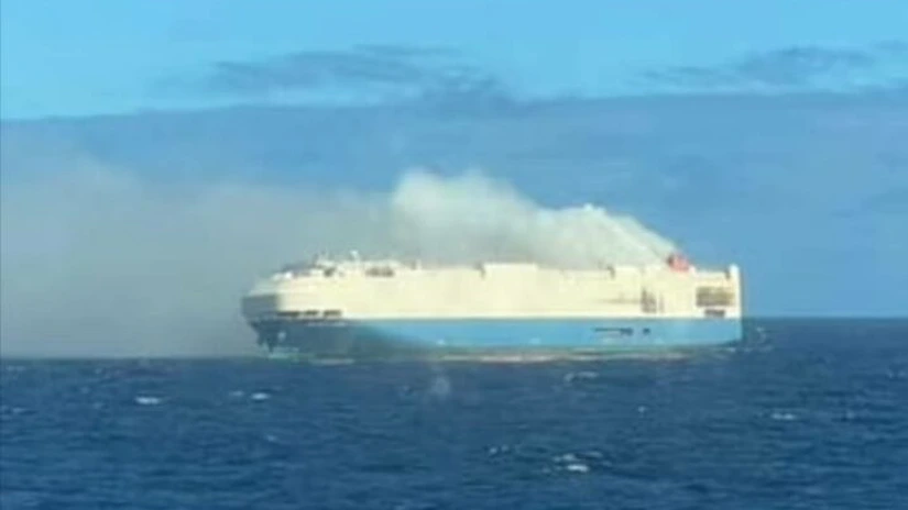 Cargobotul în flăcări din Atlantic transporta mașini în valoare de 401 mil. USD