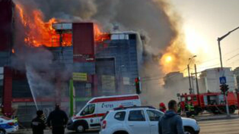 Update: Incendiu puternic la centrul comercial Prosper din Bucureşti. Un bloc din apropiere a fost evacuat