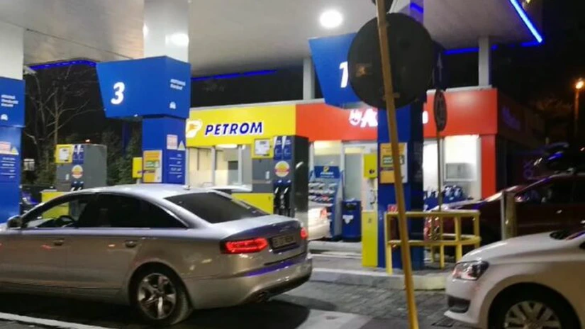 Cozi uriașe la benzinării, de teama scumpirilor. Autoritățile fac apel la calm, spun că există suficiente stocuri și că prețurile nu vor crește brusc. De la ce a pornit totul și care e realitatea