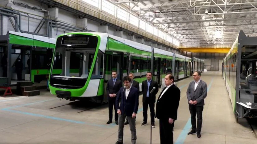 Ce spune Nicușor Dan despre tramvaiele noi prea lungi pentru București