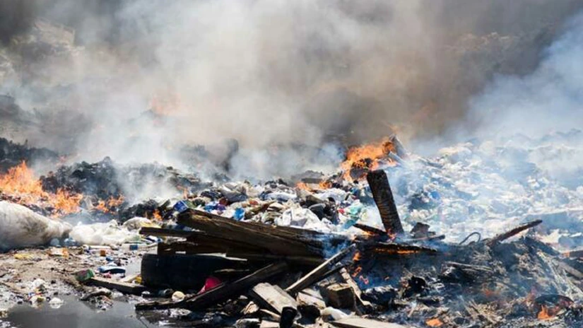 Barna Tanczos: Guvernul a aprobat incriminarea faptelor de incendiere şi ardere a deşeurilor şi pedepsirea lor cu închisoare de la 3 la 5 ani