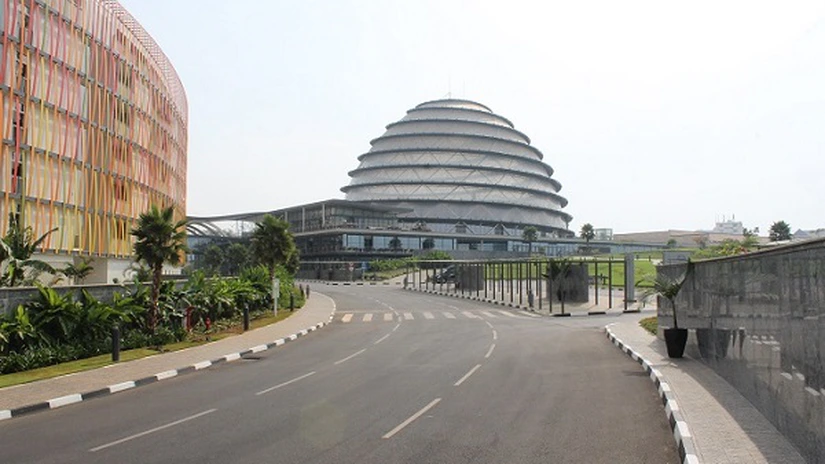 Rwanda a semnat un acord cu Londra pentru a primi pe teritoriul său migranţi aduşi din Regatul Unit