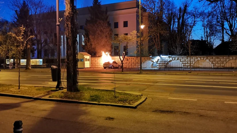 Un autovehicul a intrat în porţile ambasadei Rusiei din Capitală. Maşina a luat foc, iar şoferul a murit
