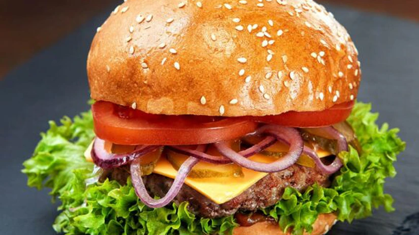 Românii consumă anual peste 6,1 milioane de hamburgeri. Cum a schimbat inflația prețul unui burger