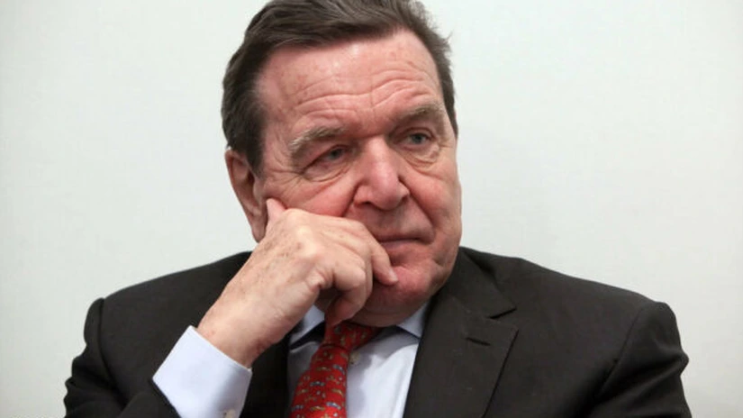 Fostul cancelar Gerhard Schröder a declarat că nu va renunţa la dialogul cu Vladimir Putin